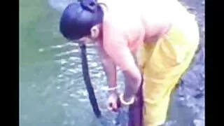 آنکھوں پر پٹی سنہرے بالوں والی ڈک بیکار ہے فلم سیکس ایرنی ایک tranny لڑکی